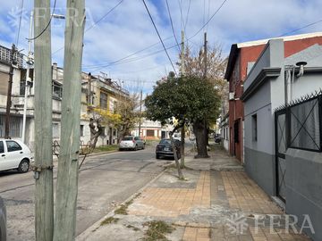 Venta casa de 4 ambientes con cochera en Wilde