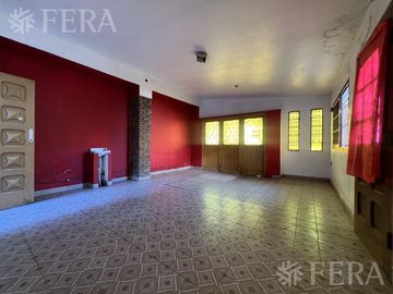 Venta casa de 4 ambientes con cochera en Wilde