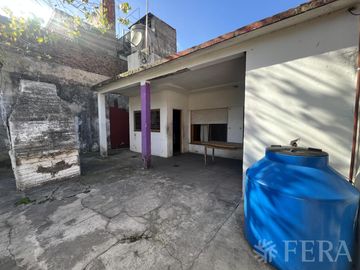 Venta casa de 4 ambientes con cochera en Wilde