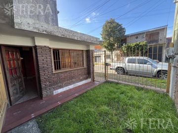 Venta casa de 4 ambientes con cochera en Wilde