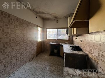 Venta casa de 4 ambientes con cochera en Wilde