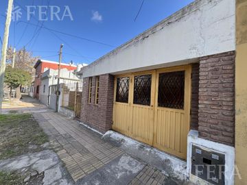 Venta casa de 4 ambientes con cochera en Wilde