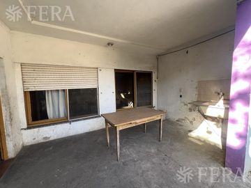 Venta casa de 4 ambientes con cochera en Wilde
