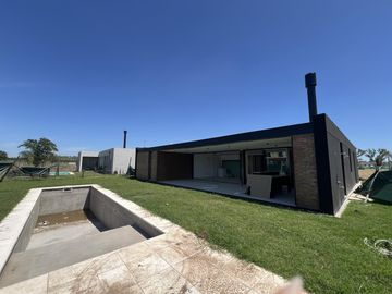 En venta casa 4 ambientes en Club de Campo Prados del Oeste Gral Hornos  ENTREGA INMEDIATA