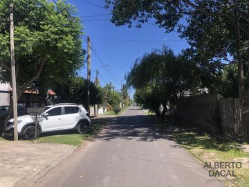 Casa en Manuel B Gonnet - Venta - 2 Casas en un lote - 4 Dormitorios