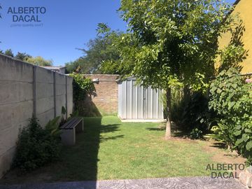 Casa en Manuel B Gonnet - Venta - 2 Casas en un lote - 4 Dormitorios