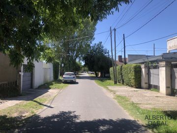 Casa en Manuel B Gonnet - Venta - 2 Casas en un lote - 4 Dormitorios