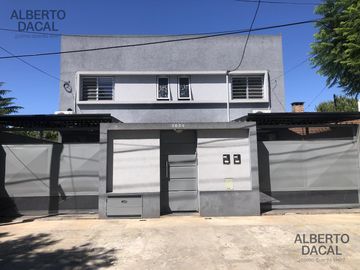 Casa en Manuel B Gonnet - Venta - 2 Casas en un lote - 4 Dormitorios