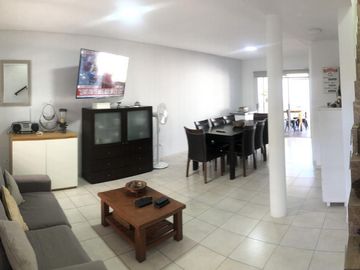 Casa en Manuel B Gonnet - Venta - 2 Casas en un lote - 4 Dormitorios
