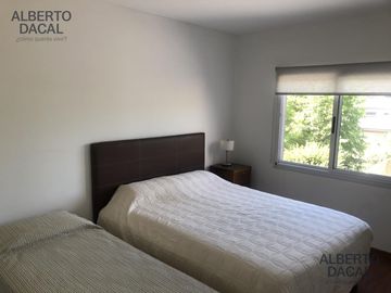 Casa en Manuel B Gonnet - Venta - 2 Casas en un lote - 4 Dormitorios