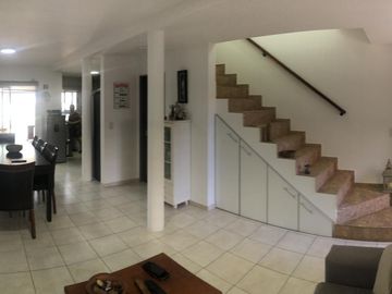 Casa en Manuel B Gonnet - Venta - 2 Casas en un lote - 4 Dormitorios