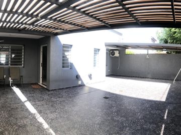 Casa en Manuel B Gonnet - Venta - 2 Casas en un lote - 4 Dormitorios