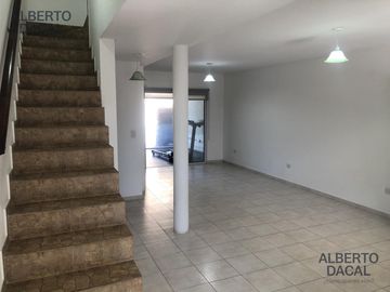 Casa en Manuel B Gonnet - Venta - 2 Casas en un lote - 4 Dormitorios