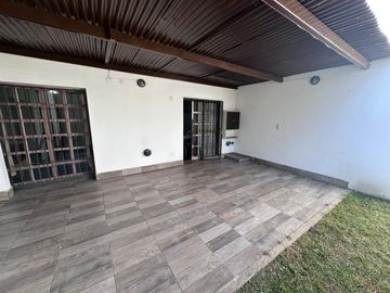 VENTA| Casa 4 Dorm. con PATIO Y ASADOR en General Bustos - THO8080577