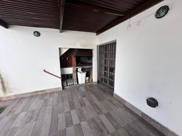 VENTA| Casa 4 Dorm. con PATIO Y ASADOR en General Bustos - THO8080577
