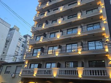 Monoambiente con balcón  a ESTRENAR!! / al contrafrente / equipado / Cochera opcional / flores / 2 H