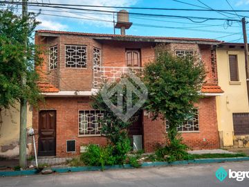 Amplia casa en venta con cochera | Macrocentro, Salta