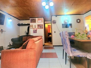 CASA EN VENTA DE 3H, 2B, 2ESTC + BOG EN PUENTE ALTO AV.