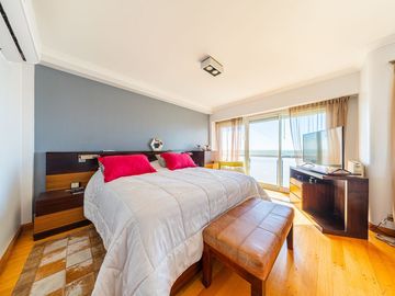 DUPLEX EN VENTA CON VISTA AL RÍO. PATIO EXCLUSIVO