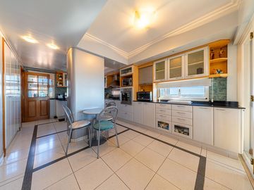 DUPLEX EN VENTA CON VISTA AL RÍO. PATIO EXCLUSIVO