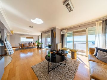 DUPLEX EN VENTA CON VISTA AL RÍO. PATIO EXCLUSIVO