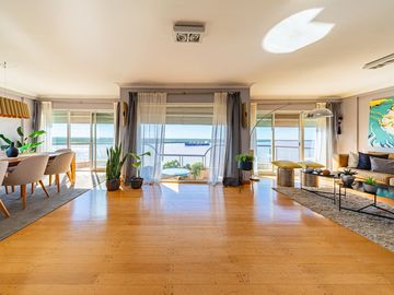 DUPLEX EN VENTA CON VISTA AL RÍO. PATIO EXCLUSIVO