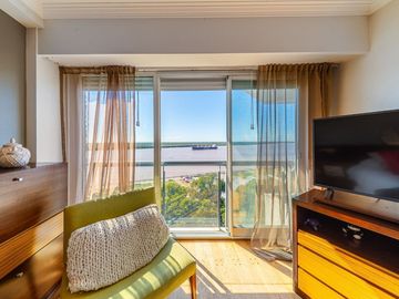 DUPLEX EN VENTA CON VISTA AL RÍO. PATIO EXCLUSIVO