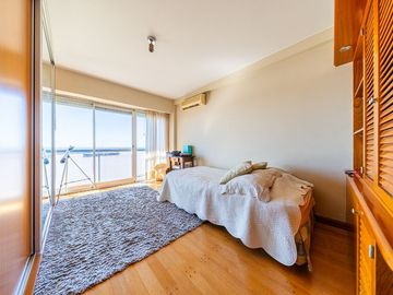 DUPLEX EN VENTA CON VISTA AL RÍO. PATIO EXCLUSIVO