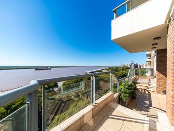 DUPLEX EN VENTA CON VISTA AL RÍO. PATIO EXCLUSIVO