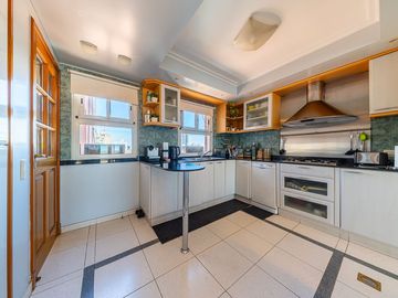 DUPLEX EN VENTA CON VISTA AL RÍO. PATIO EXCLUSIVO