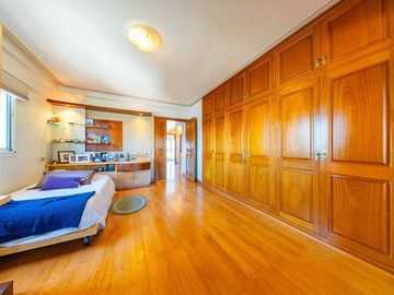 DUPLEX EN VENTA CON VISTA AL RÍO. PATIO EXCLUSIVO