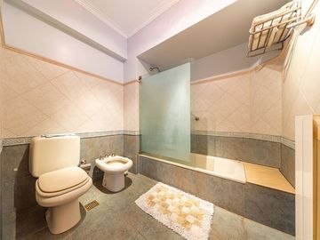 DUPLEX EN VENTA CON VISTA AL RÍO. PATIO EXCLUSIVO