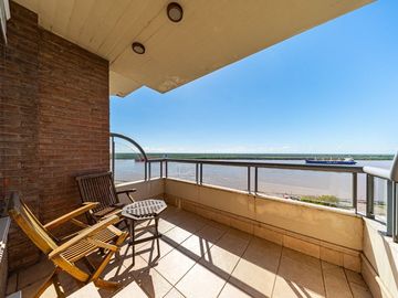 DUPLEX EN VENTA CON VISTA AL RÍO. PATIO EXCLUSIVO