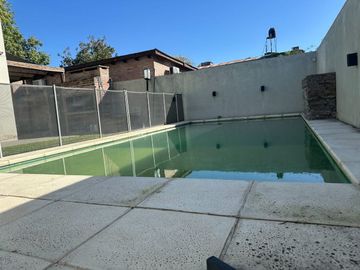 CASA 2 DORMITORIOS CON PILETA EN VENTA FISHERTON