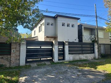 CASA 2 DORMITORIOS CON PILETA EN VENTA FISHERTON