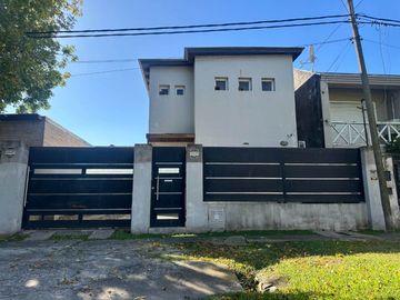 CASA 2 DORMITORIOS CON PILETA EN VENTA FISHERTON