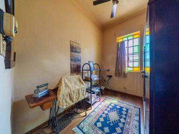 CASA EN VENTA DE 3 DORMITORIOS COCHERA. ARROYITO