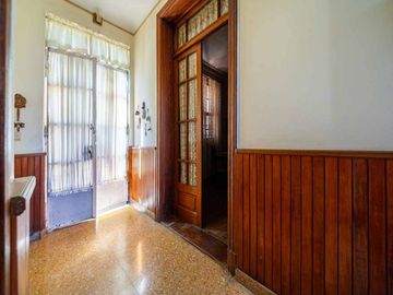 CASA EN VENTA DE 3 DORMITORIOS COCHERA. ARROYITO