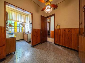 CASA EN VENTA DE 3 DORMITORIOS COCHERA. ARROYITO