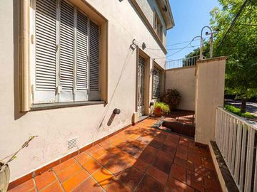 CASA EN VENTA DE 3 DORMITORIOS COCHERA. ARROYITO