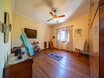CASA EN VENTA DE 3 DORMITORIOS COCHERA. ARROYITO