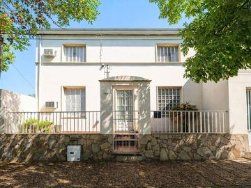 CASA EN VENTA DE 3 DORMITORIOS COCHERA. ARROYITO