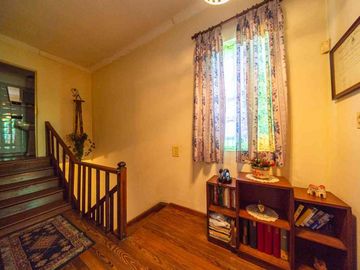 CASA EN VENTA DE 3 DORMITORIOS COCHERA. ARROYITO