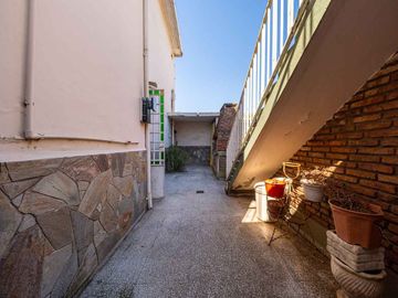 CASA EN VENTA DE 3 DORMITORIOS COCHERA. ARROYITO