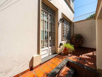 CASA EN VENTA DE 3 DORMITORIOS COCHERA. ARROYITO