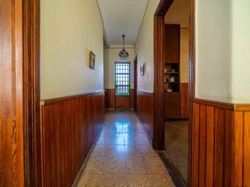 CASA EN VENTA DE 3 DORMITORIOS COCHERA. ARROYITO