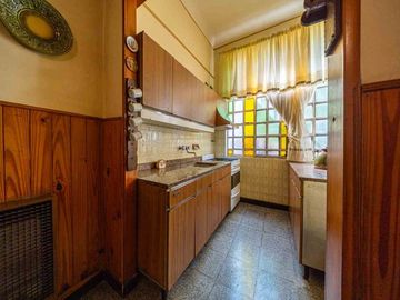 CASA EN VENTA DE 3 DORMITORIOS COCHERA. ARROYITO