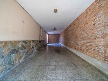 CASA EN VENTA DE 3 DORMITORIOS COCHERA. ARROYITO