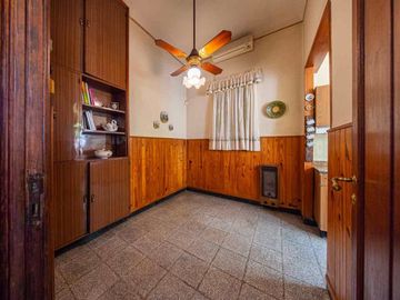 CASA EN VENTA DE 3 DORMITORIOS COCHERA. ARROYITO