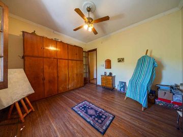 CASA EN VENTA DE 3 DORMITORIOS COCHERA. ARROYITO